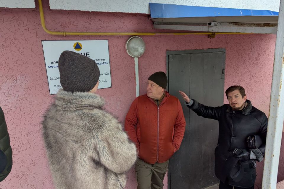 Зачинені двері під час тривоги. На Зодчих поліція зафіксувала недопуск людей до укриття