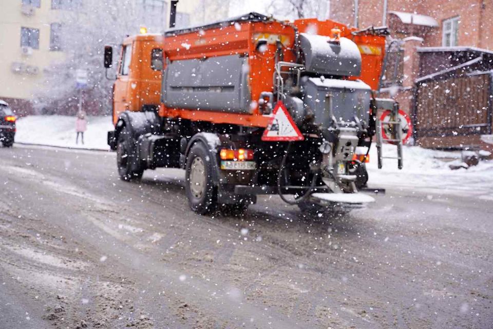 Де взяти піщано-сольову суміш у Вінниці під час ожеледиці: поради мешканцям приватного сектору