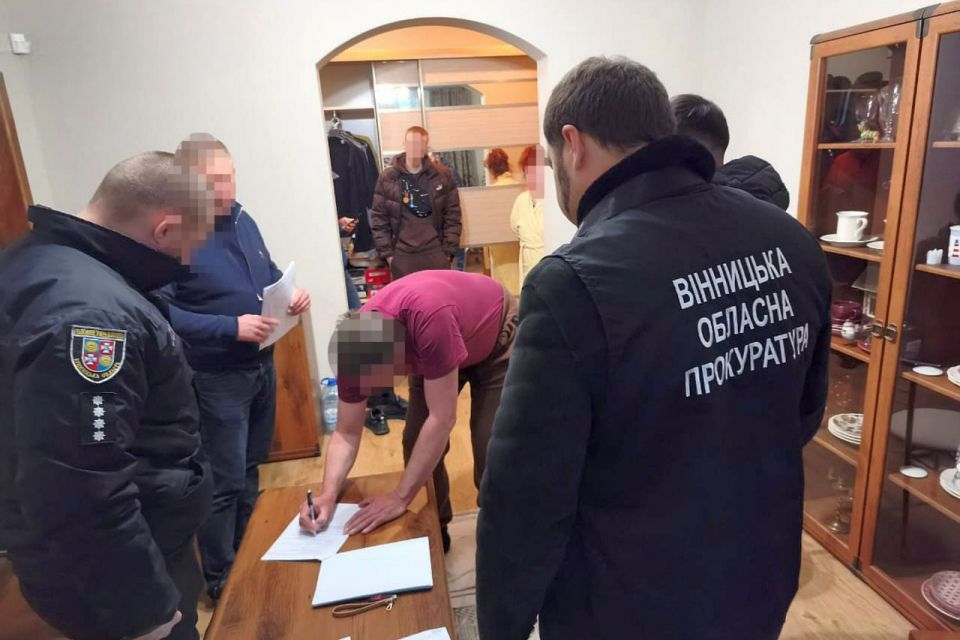 На світлофорах і ліхтарях «розтратили» 1,6 мільйона: під підозрою керівник Служби та двоє спільників