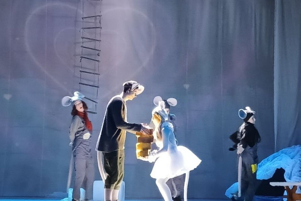 Діти незрячих вінничан отримали святковий подарунок від театралів