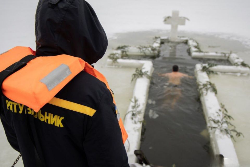 Як вінничани занурювалися на Водохреще: фоторепортаж