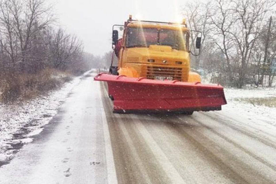 Техніка на дорогах, лід — під колесами: що зараз коїться на трасах області