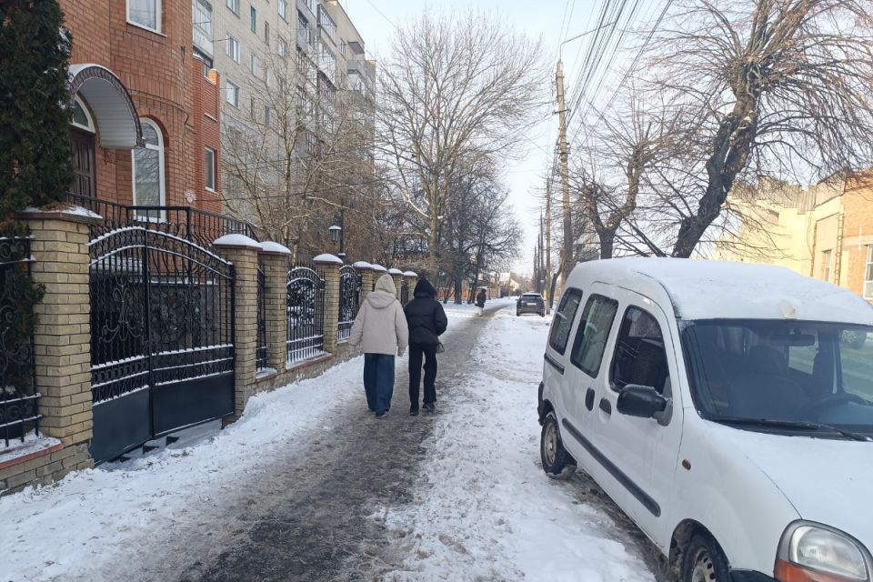 Як прибирають сніг у вашому дворі? Ми запитали вінничан