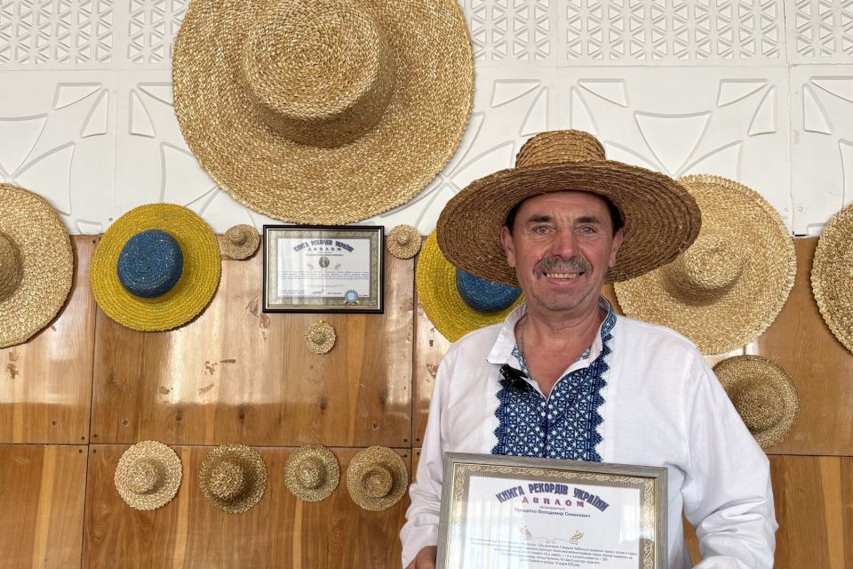 Майстер з Вінниччини сплів найбільшого різдвяного павука й потрапив до Книги рекордів