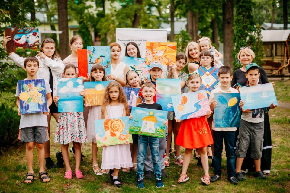 Як мистецтво допомагає відновлювати дитинство травмоване війною (Пресслужба МБФ «Без Коронів»)