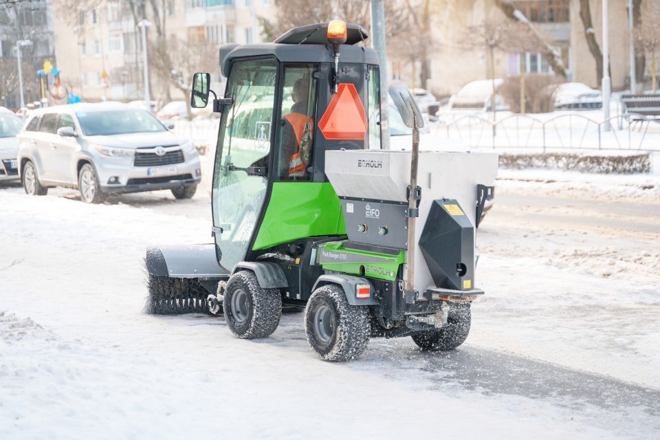 Обережно на дорогах: що роблять комунальники і чому не варто ставити авто вздовж проїзду