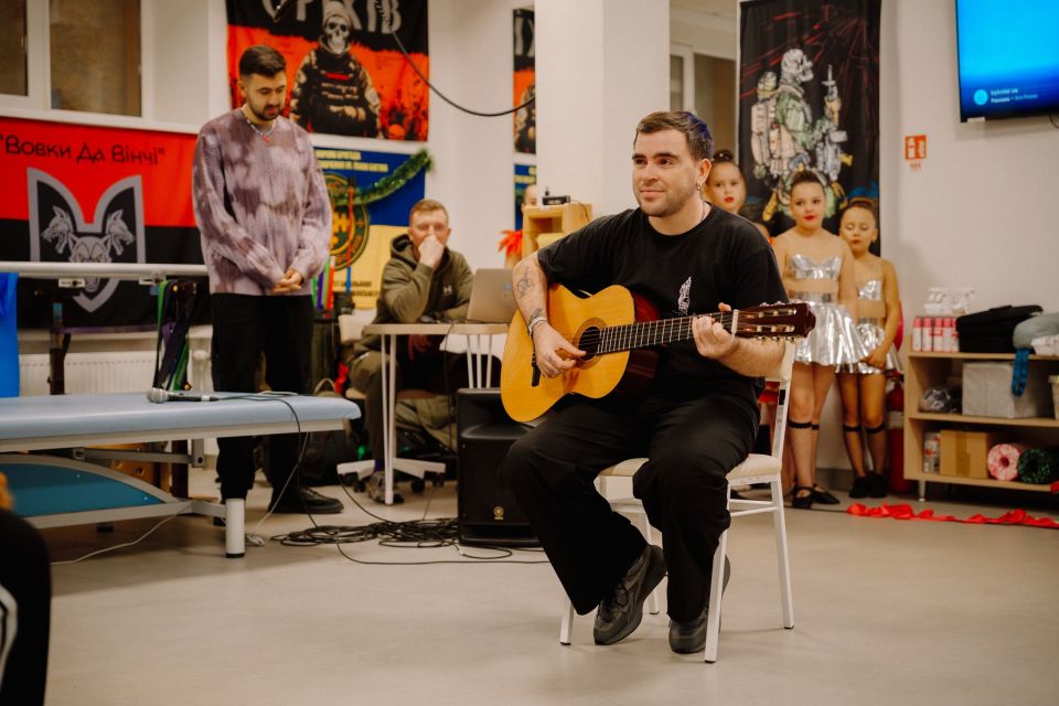 Wellboy виступив для поранених захисників у реабілітаційному центрі Вінниці