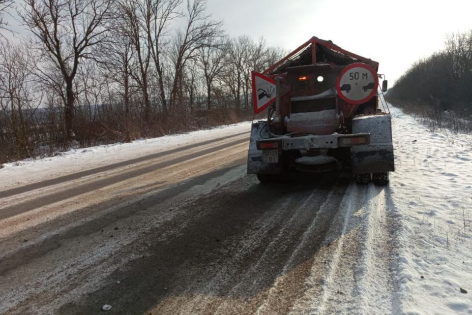На дороги області «всипали» понад чотири тисячі тонн солі, аби проїзд був безпечним під час ожеледиці