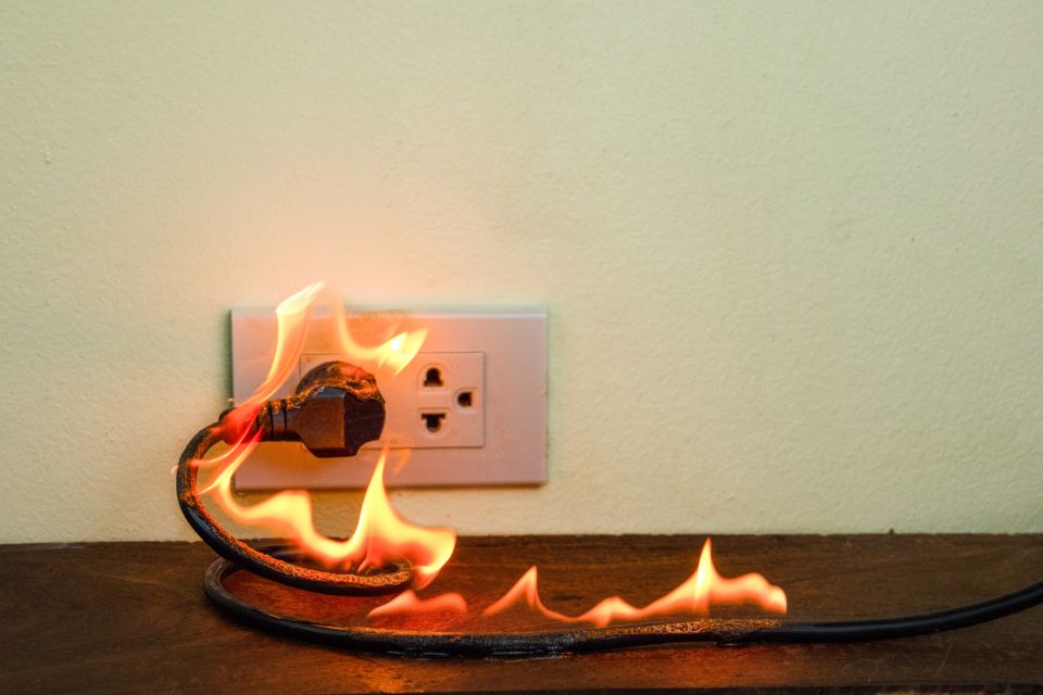 Світло зникає не лише за графіком: чому у вінничан псується техніка та «стрибає» напруга