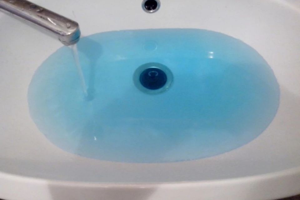 Чому у гніванчан з кранів тече блакитна вода? У водоканалі розкрили причину «кольорової аномалії»