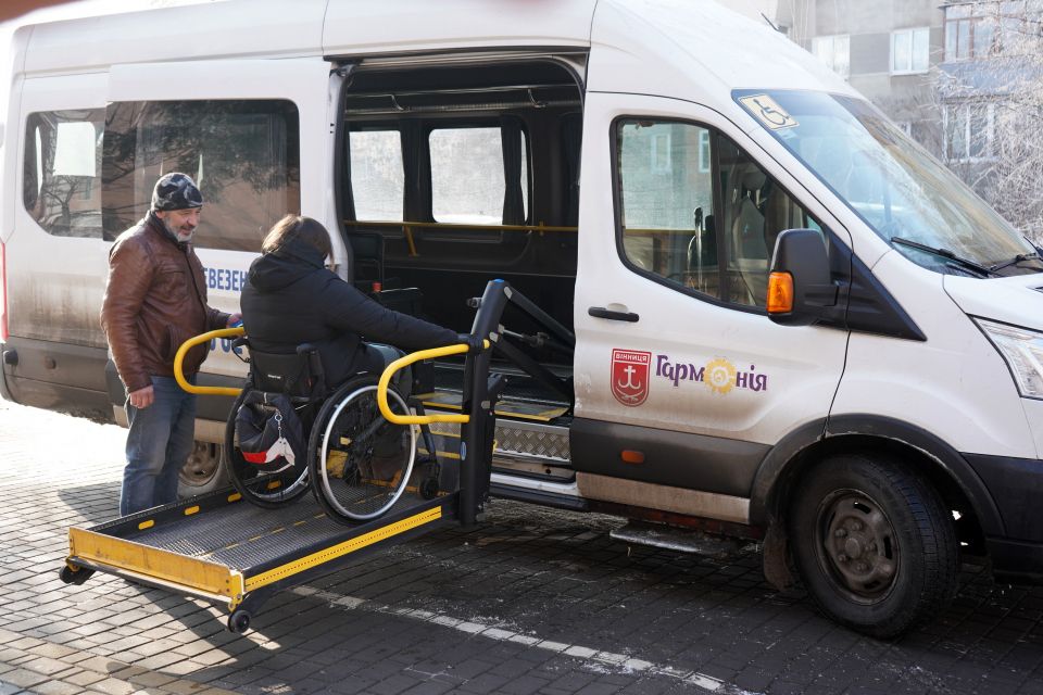 У Вінниці безоплатно перевозять людей на кріслах колісних. Як скористатися послугою