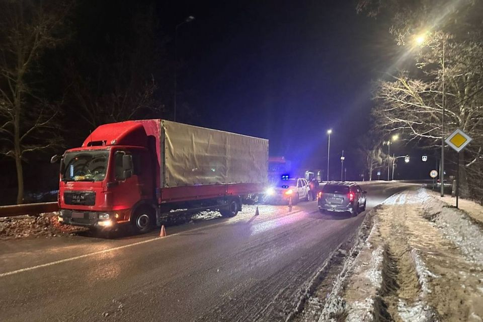 У Краснопілці вантажівка наїхала на 24-річного хлопця, який переходив дорогу