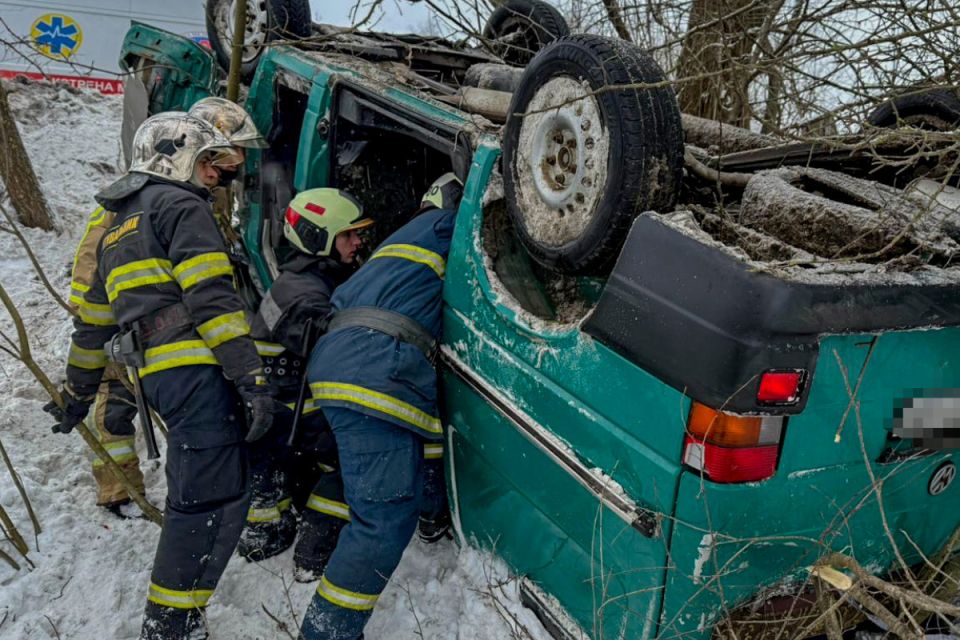 Смертельний виліт у кювет: мікроавтобус із людьми розбився між Бубнівкою та Дмитренками