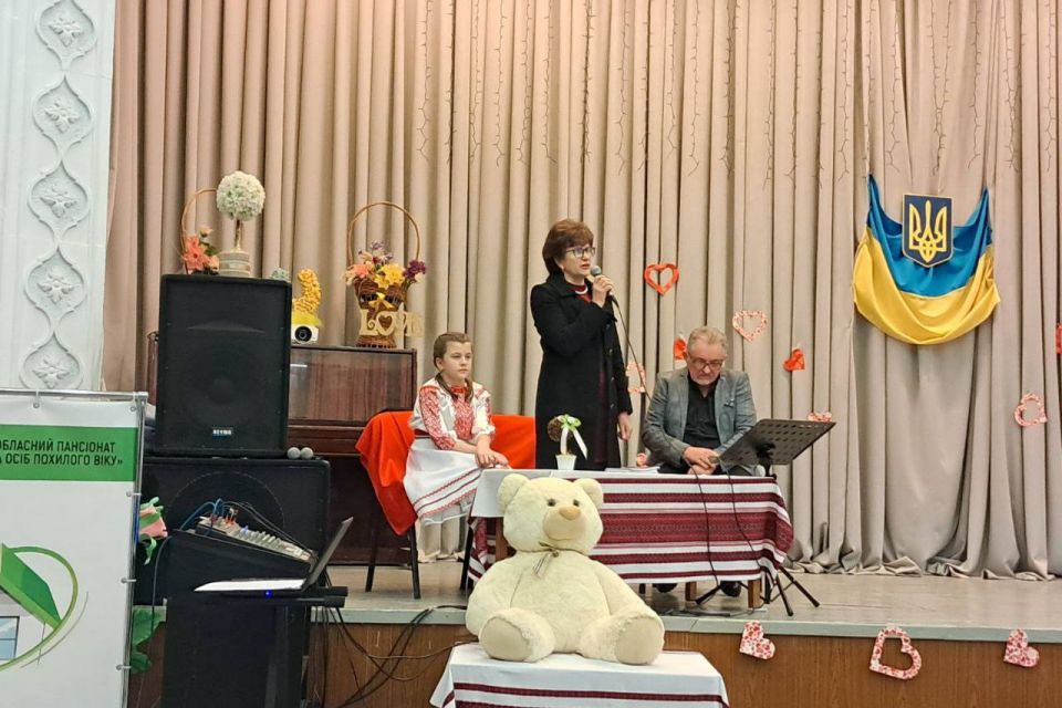 У пансіонаті для людей похилого віку влаштували концерт до Дня Валентина