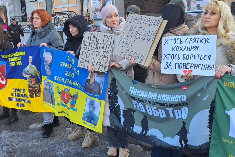 У День закоханих на Європейській площі провели акцію на підтримку полонених та зниклих безвісти