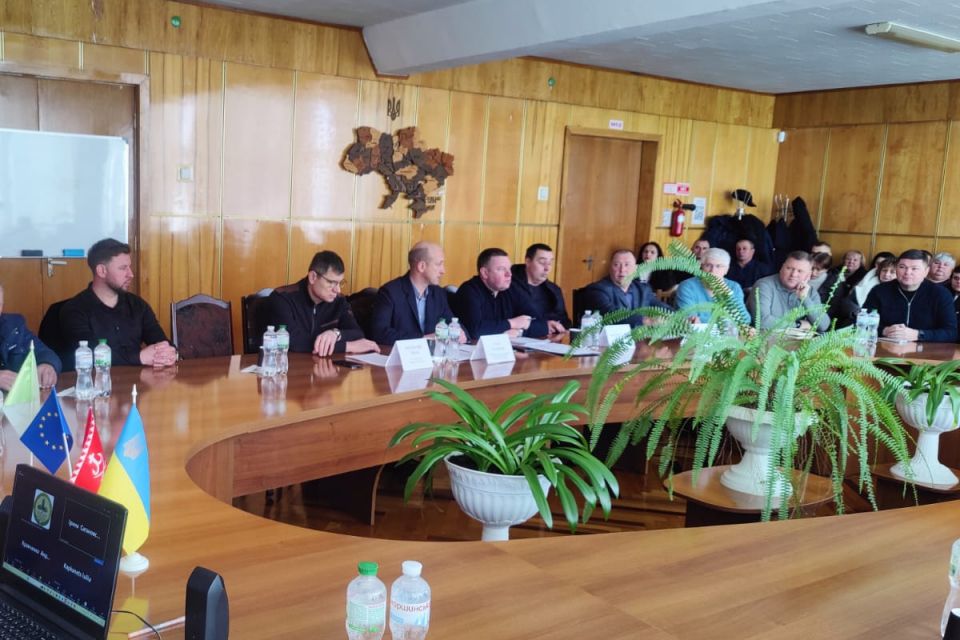 Криза у бідонах: чому закупівельні ціни на молоко стрімко падають та як це зупинити