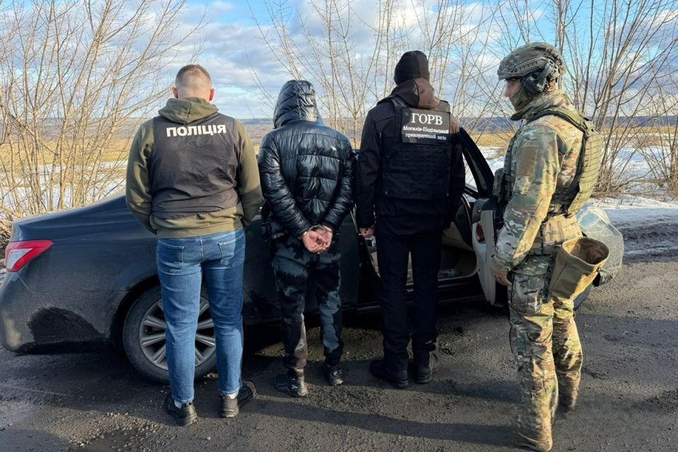 Незаконний виїзд до Молдови за $8000: посередника спіймали під час рейсу з грошима та зброєю