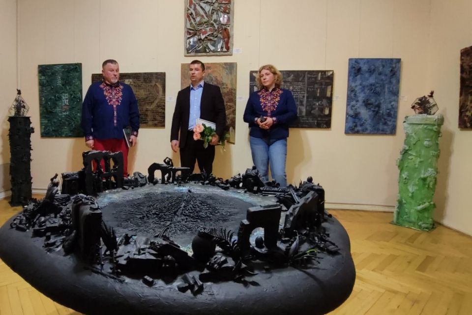 В художньому музеї відкрили виставку про війну та шкоду довкіллю