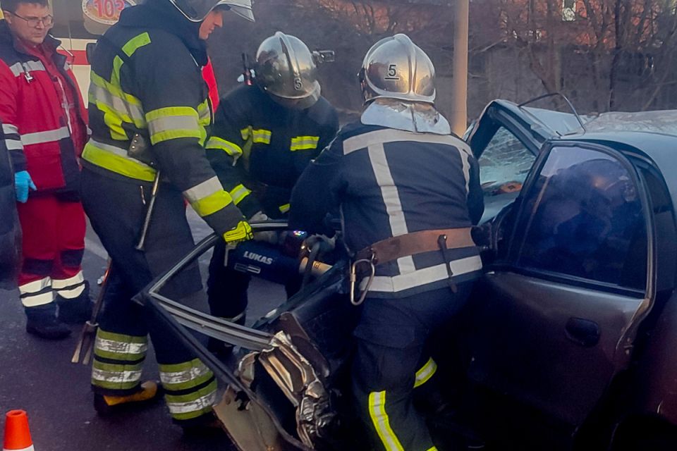 Жорстка аварія на Лук’яненка: рятувальники врятували затиснутого в салоні водія