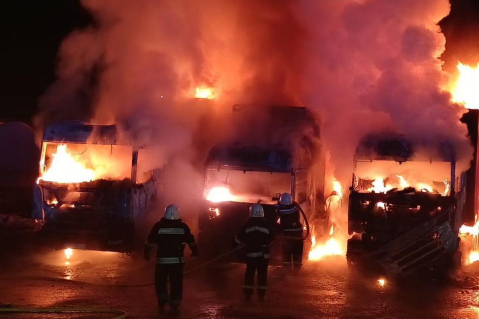 Спалахнули три вантажівки в Іллінцях, а у Вінниці загорівся електровелосипед