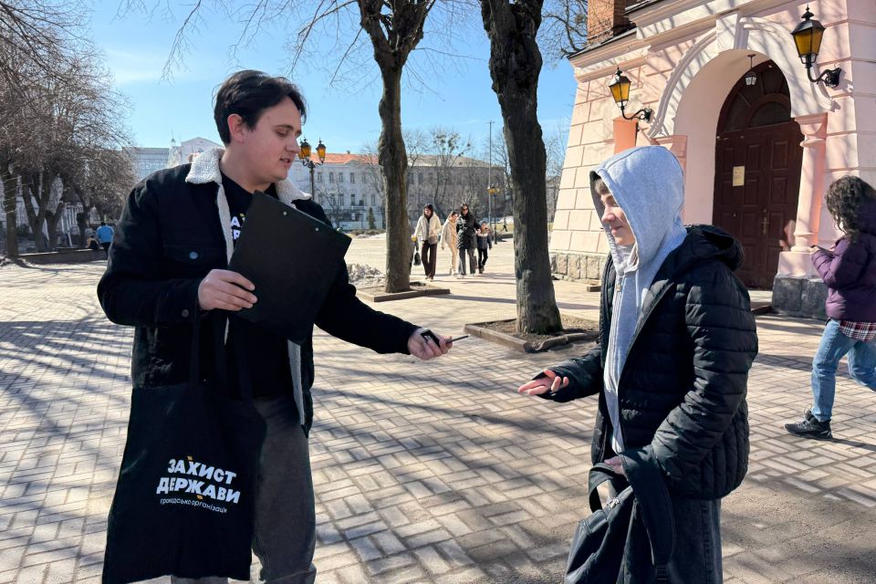 До дня Кобзаря провели акцію в центрі міста. Вірші Шевченка декламували просто неба