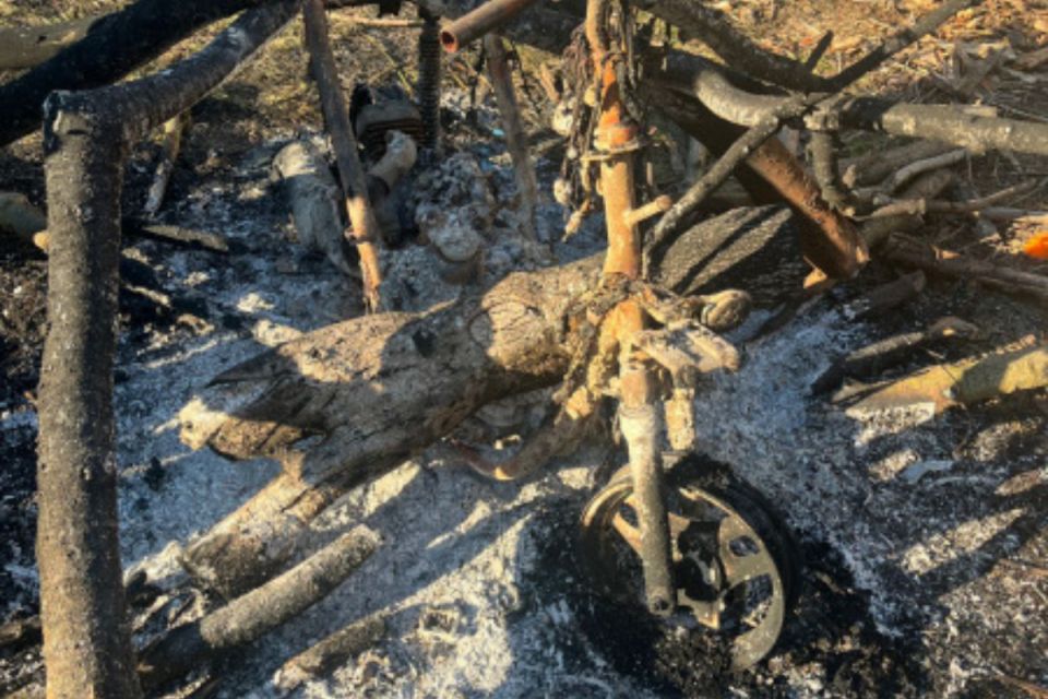 Ревнощі довели до необдуманого вчинку. На Бершадщині чоловік спалив мопед односельця і сховався на горищі