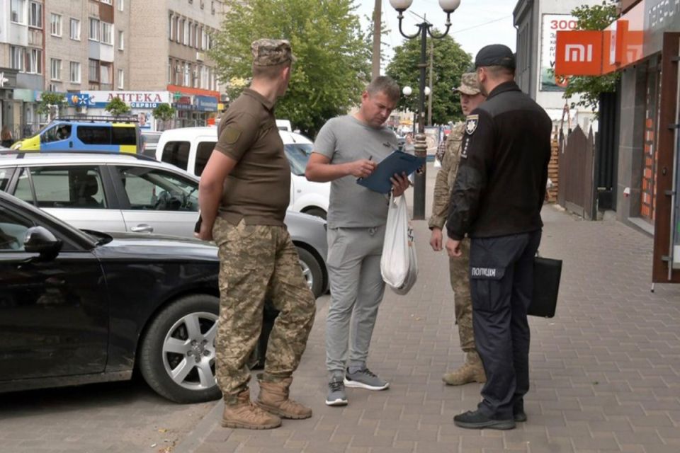 Це ж було вже! Усе, що відомо про мобільні групи для вручення повісток
