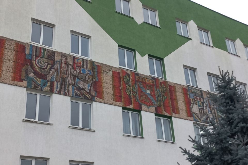 Герб Вінниці 1969 року на фасаді: що відомо про мозаїку в Тяжилові, яку визнали пам’яткою