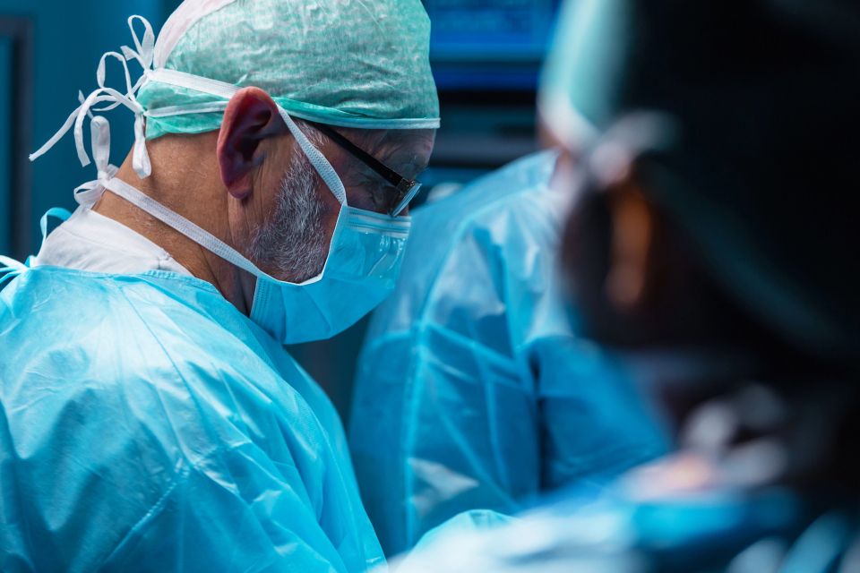 Врятували від задухи: у Вінниці провели унікальну операцію на горлі