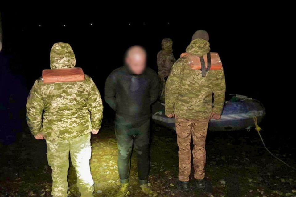 Ласти та гідрокостюм не допомогли: на Дністрі зупинили марафонця на шляху до Молдови