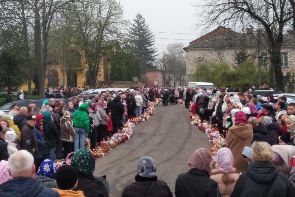 «На Великдень немає де святити паску». Чому в Могилів-Подільському парафія ПЦУ залишилася без храму