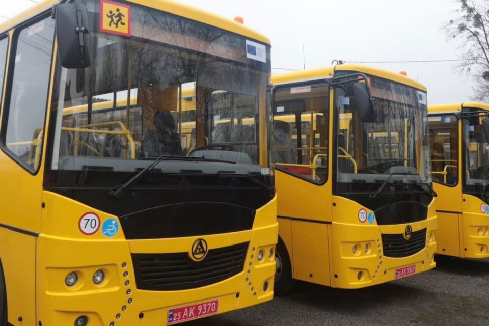 Нові інклюзивні шкільні автобуси виїхали на маршрути у восьми громадах області