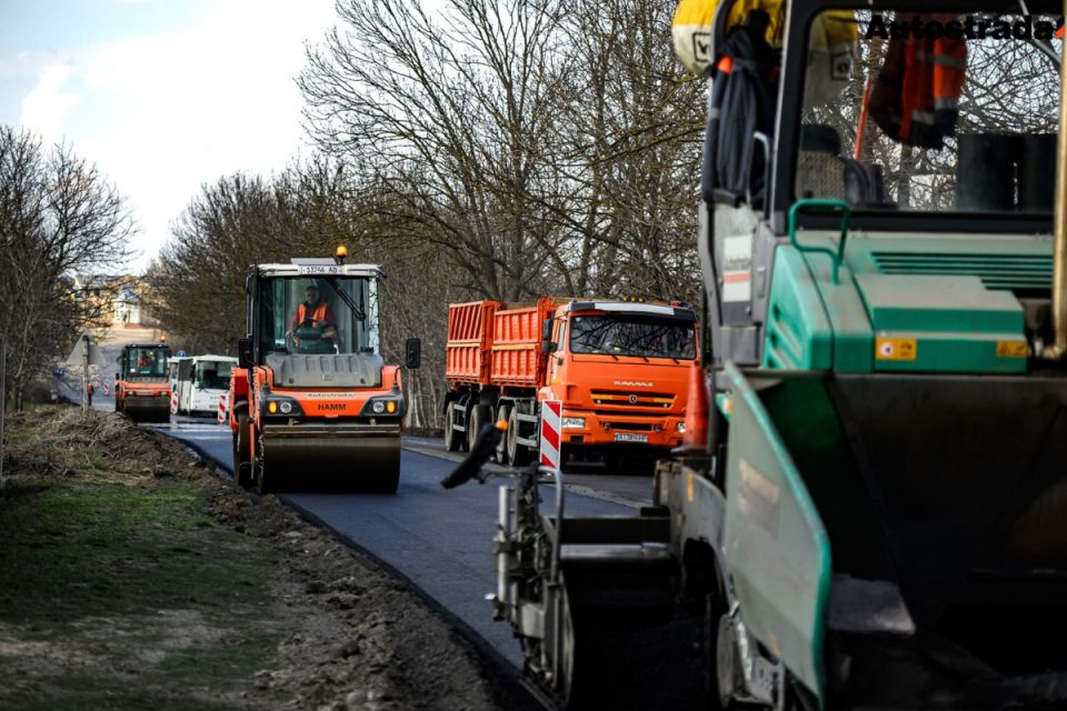 Розібрали до основи та стелять новий асфальт біля Гайсина