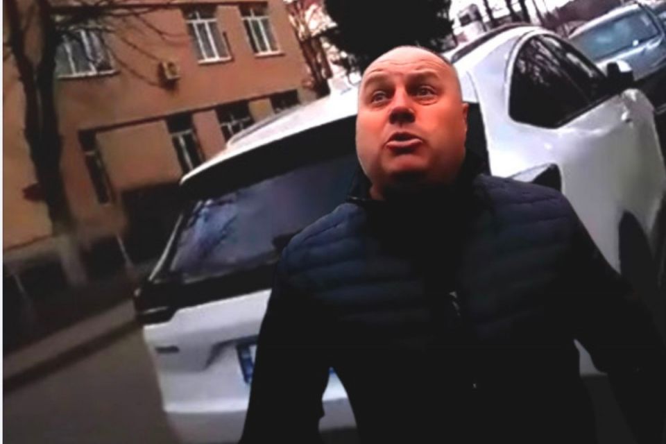 «Я тебе знайду»: у Вінниці водій влаштував скандал з погрозами через штраф за паркування