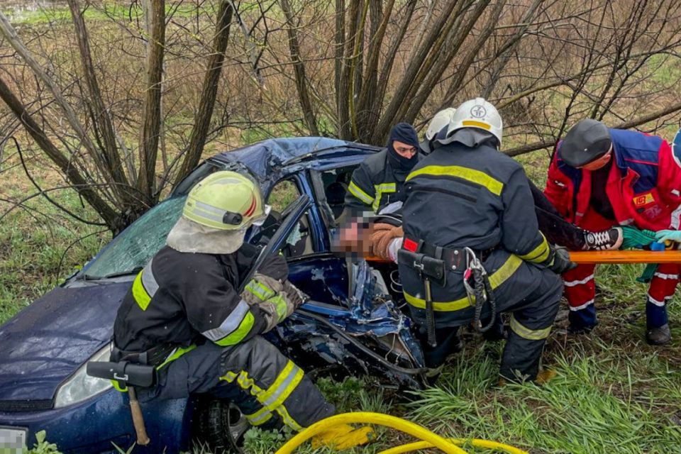 Поблизу Дяківців рятувальники дістали 52-річну жінку з автівки, розтрощеної внаслідок ДТП
