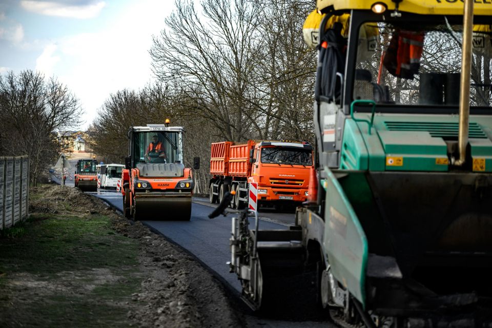 Ями латають. На Вінниччині вже відновили понад 100 тисяч квадратів дороги