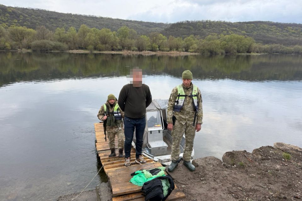 Ледь не втонув у крижаній воді: затримали харків’янина, який намагався вплав перетнути Дністер
