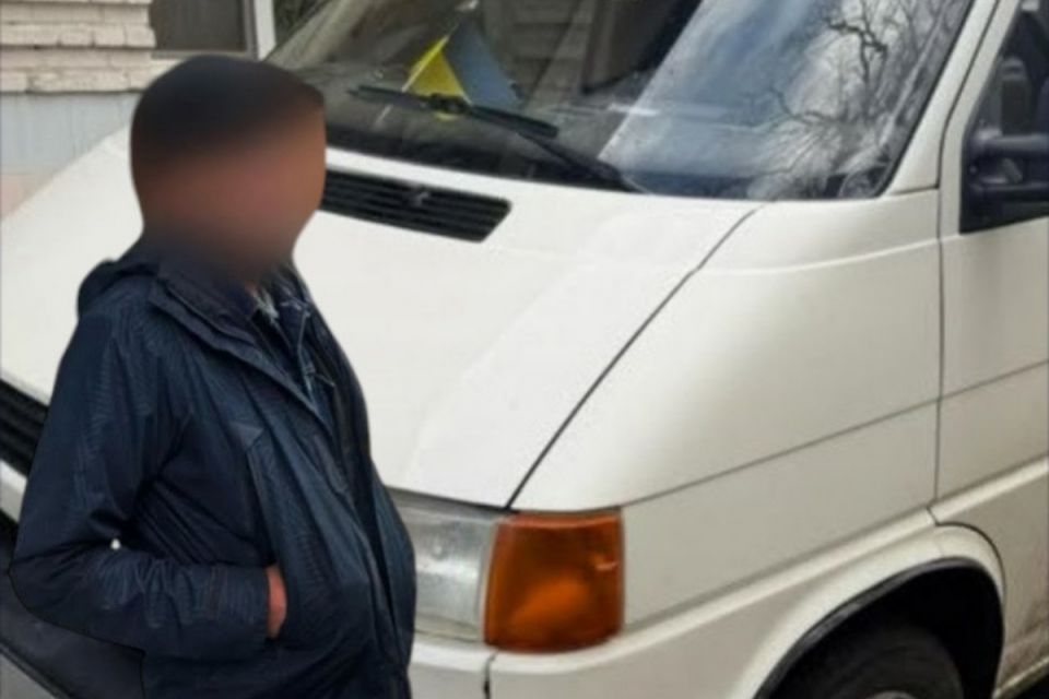 На Арабея водій без прав врізався в припарковане авто і втік — зрештою отримав п’ять адмінматеріалів