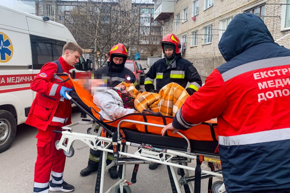 Лежала на підлозі і не могла підвестися: як надзвичайники рятували пенсіонерку на Айвазовського