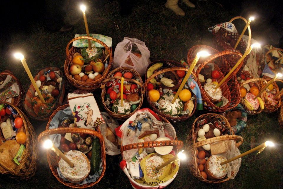 Паска, крашанки та сіль — священник розповів, що варто класти до великоднього кошика