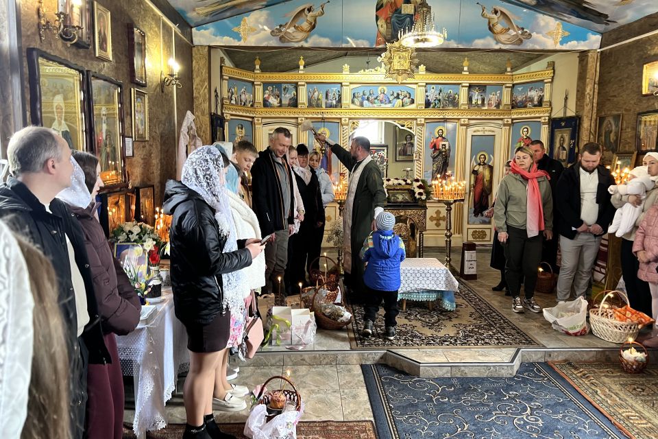 Як у Храмі Різдва Пресвятої Богородиці освячували паски: фоторепортаж зі святкового богослужіння