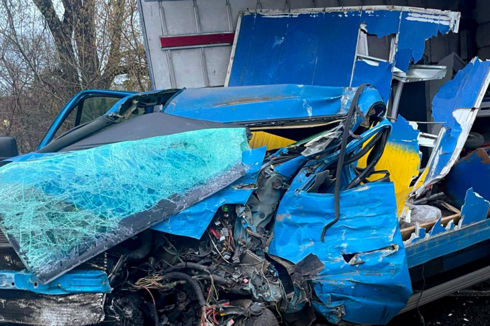 Страшні кадри аварії під Перемогою: водій загинув у розтрощеній вантажівці