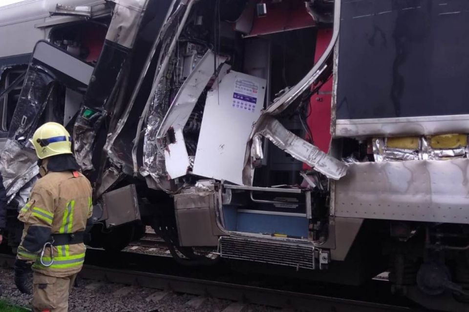 Зіткнення на станції Браїлів: приватний тепловоз протаранив «Інтерсіті» з пів тисячею пасажирів