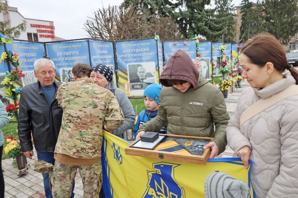 «Тато сильний, його не могли вбити». Синові «азовця» побратими вручили «Золотий хрест» — нагороду батька