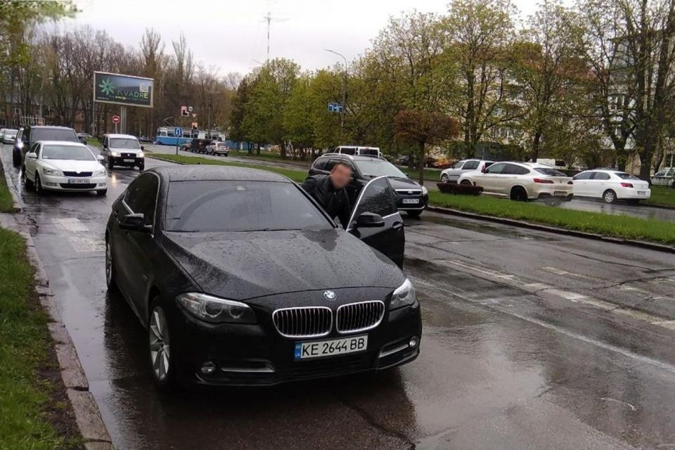 Напад на інспекторку з паркування у Вінниці: водій BMW вдарив жінку під час фіксації порушення