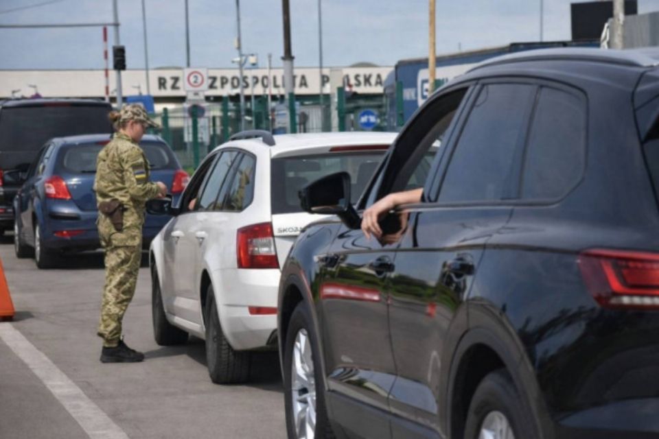 Для легкових авто запустять онлайн-бронювання для перетину кордону. Як працюватиме сервіс