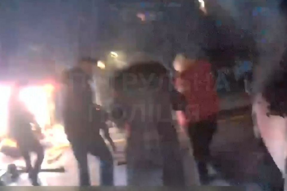 На Петра Запорожця через пожежу в квартирі евакуювали мешканців багатоповерхівки. ВІДЕО