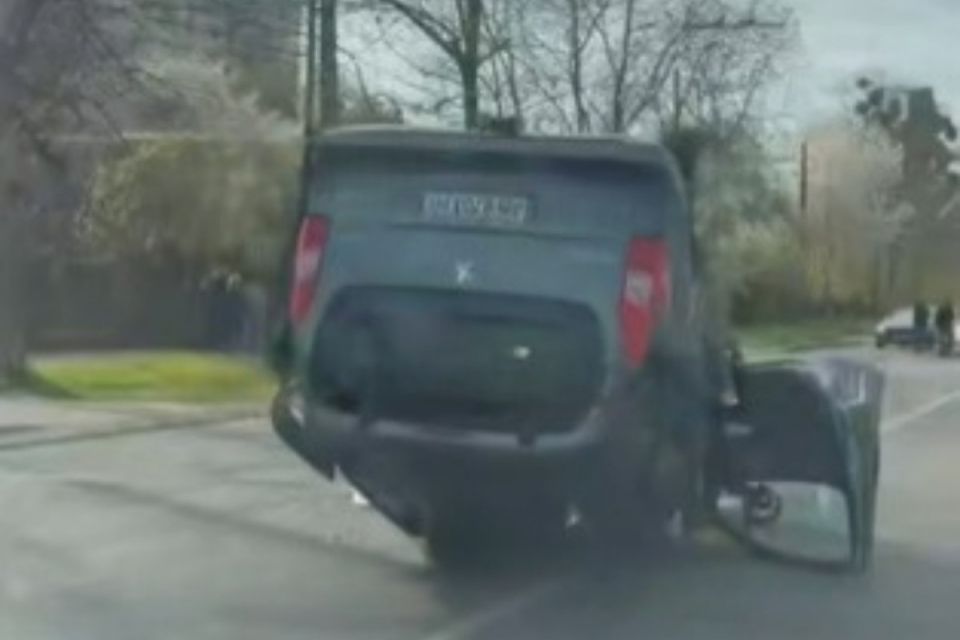 Аварія на Скалецького. Через зіткнення з BMW автівка опинилася на даху