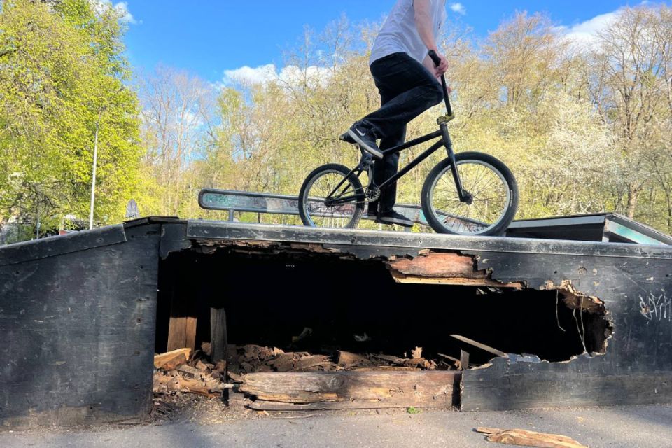 Єдиний скейтпарк у Вінниці потребує ремонту: діти скаржаться на аварійний стан майданчика