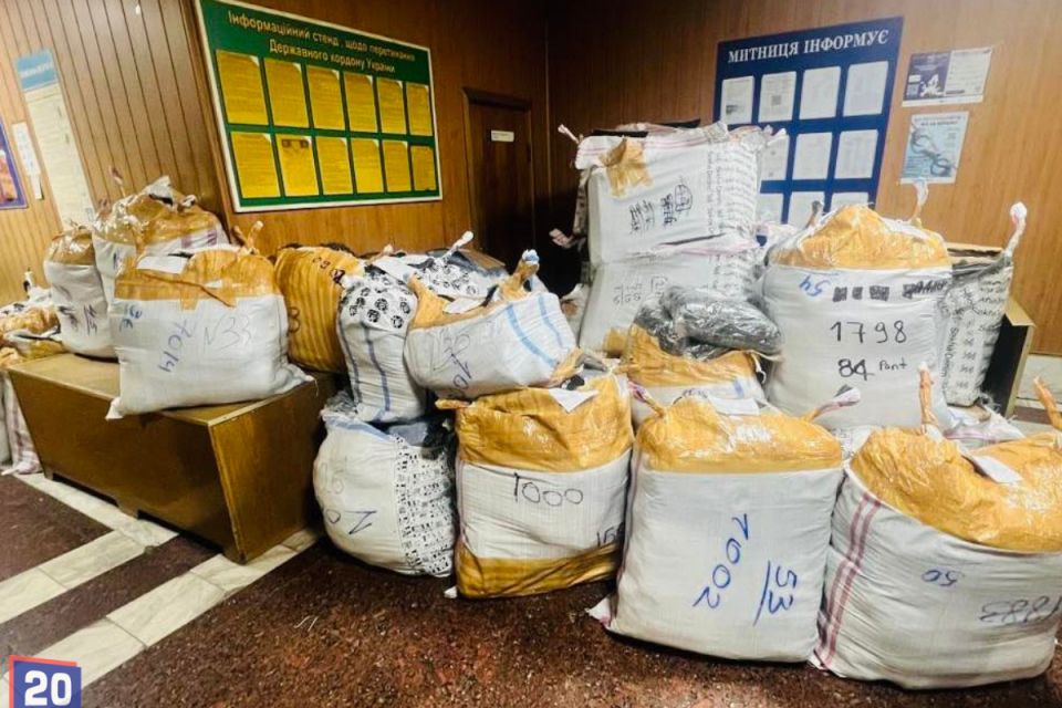 Під виглядом гуманітарки — на Вінниччині зупинили вантаж із новим одягом